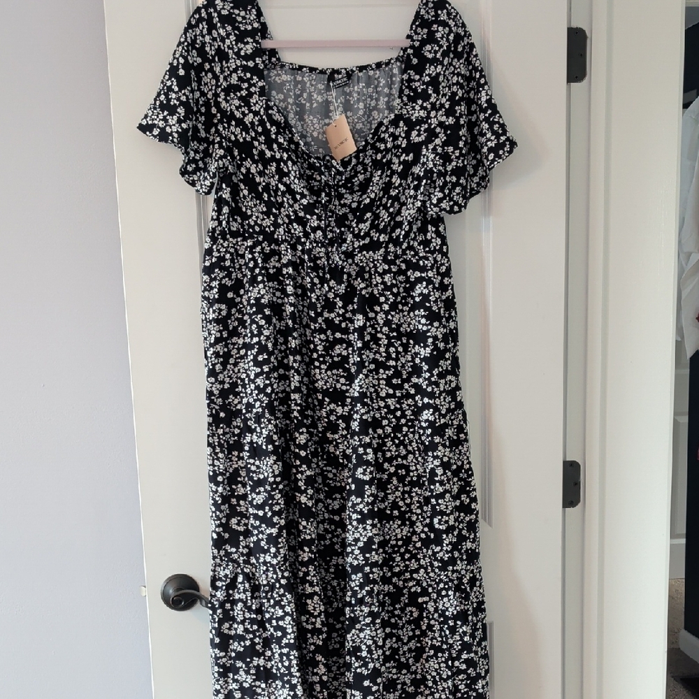 BloomChic Black and White Floral Midi Dress